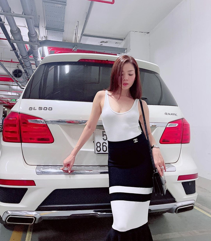 Lệ Quyên từng gây xôn xao cõi mạng khi tậu xế hộp 5 tỷ trong năm 2014. Ảnh: Instagram lequyensinger