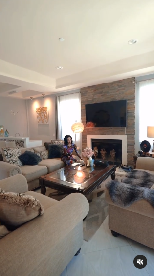 Lệ Quyên đã mua biệt thự tại Mỹ từ năm 2017, cô từng cho biết khi ở nơi đây mới có thời gian tự tay làm việc nhà vì bản thân luôn bận rộn với lịch trình biểu diễn, phải nhờ người thân giúp đỡ làm việc nhà. Ảnh: Chụp màn hình