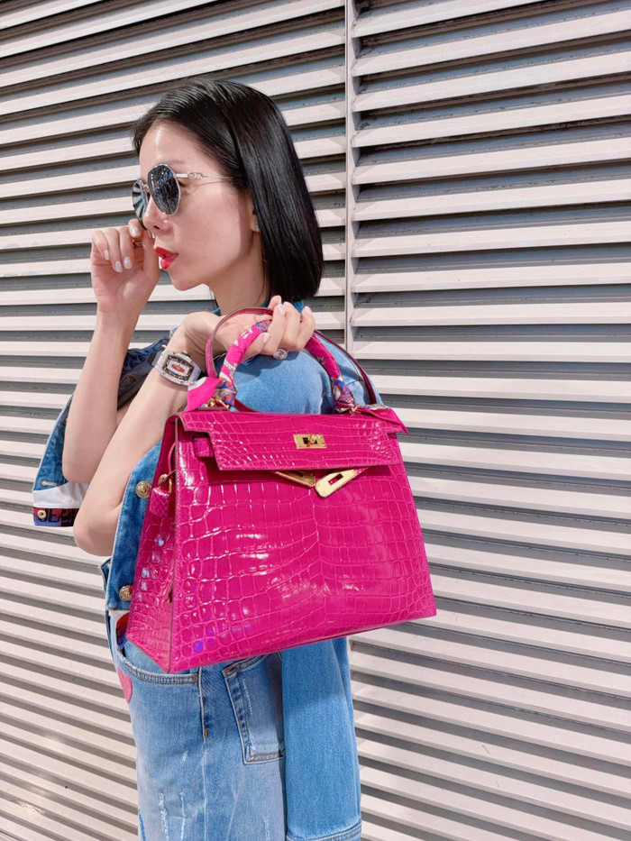 Lệ Quyên từng than thở dù có phòng chứa đồ ở nhà riêng, nhưng vẫn quá chật vì có nhiều món đồ khác nhau. Người đẹp thường xuyên khoe túi xách hàng hiệu. Ảnh: FBNV