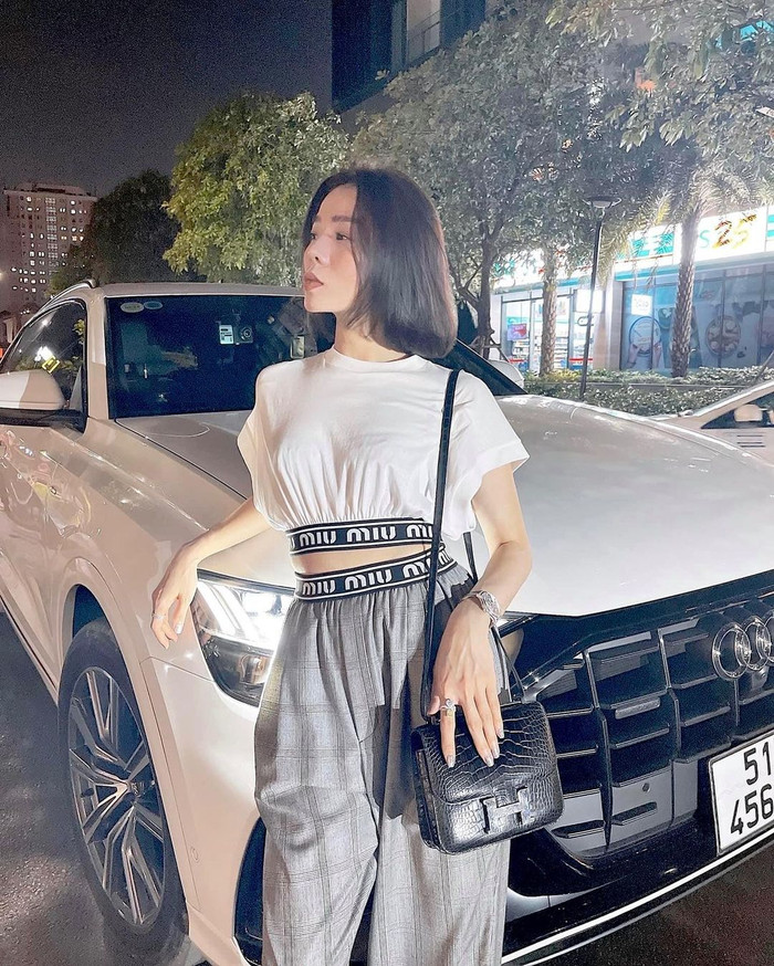 Năm 2020, Lệ Quyên là người đầu tiên tại Việt Nam sở hữu mẫu xế hộp này với giá 5 tỷ đồng. Ảnh: Instagram lequyensinger