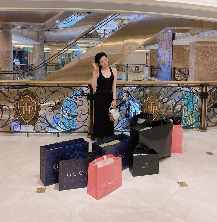 Lệ Quyên có niềm đam mê đặc biệt với đồ hiệu. Mỗi khi đi mua sắm, cô đều xách 'túi lớn, túi nhỏ' từ những nhà mốt sang trọng, đình đám. Ảnh: Instagram lequyensinger