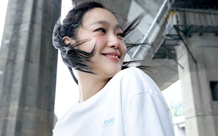 Nhan sắc đời thường đẹp lạ, càng nhìn càng mê của nữ chính phim Quật Mộ Trùng Ma Ảnh 2