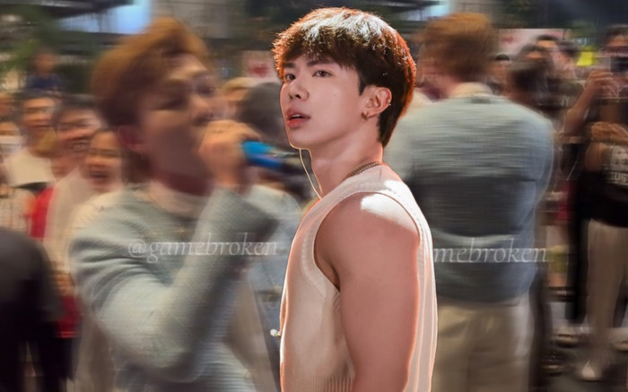 ERIK đưa micro cho một khán giả nhí hát, 'cái kết' sau đó khiến ai cũng bất ngờ Ảnh 2