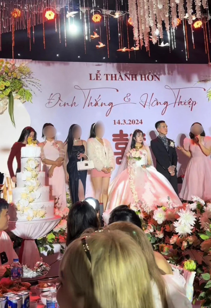 Cô dâu - chú rể cùng dàn người yêu cũ của chú rể