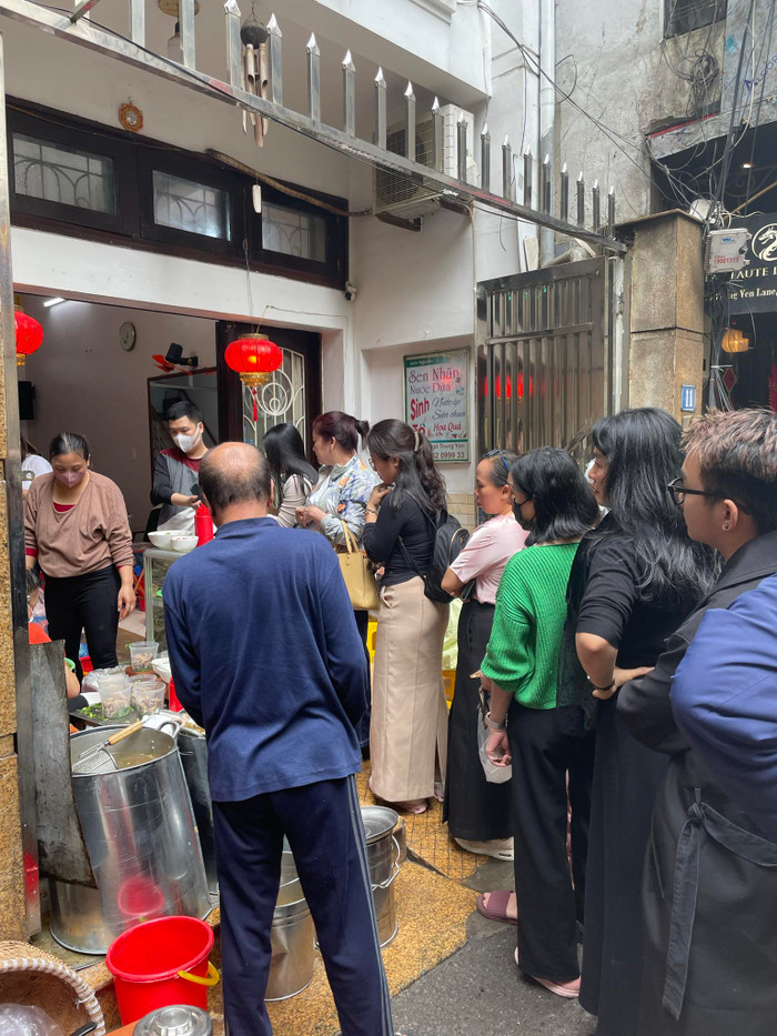 Bún ngan Nhàn vẫn tấp nập người đến thưởng thức sau bài tố chửi khách thậm tệ