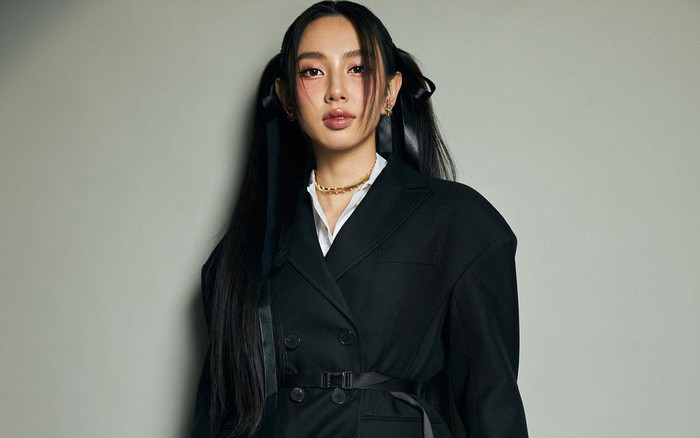 Hoa hậu Thùy Tiên thắt bím tóc hai bên, phối đồ layer đi dự sự kiện Ảnh 2