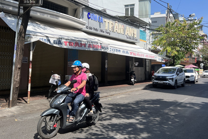 Tiệm cơm gà trên đường Bà Triệu, TP Nha Trang, đóng cửa, ngày 15/3. Ảnh: VietNamNet