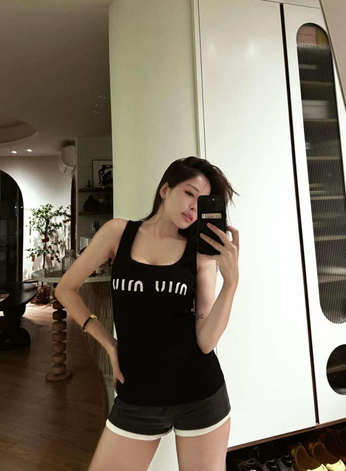 Nàng hot girl đình đám một thời của bóng đá Việt Nam dường như không có dấu hiệu “lão hoá”. Trâm Anh sở hữu vóc dáng ấn tượng và thon gọn. Ảnh: FBNV