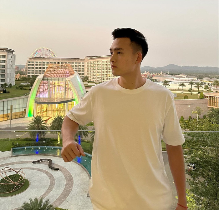 Ngoài vẻ điển trai, trung vệ Bùi Hoành Việt Anh có chuyên môn giỏi, đóng vai trò quan trọng ở tuyển Việt Nam. Ảnh: IGNV