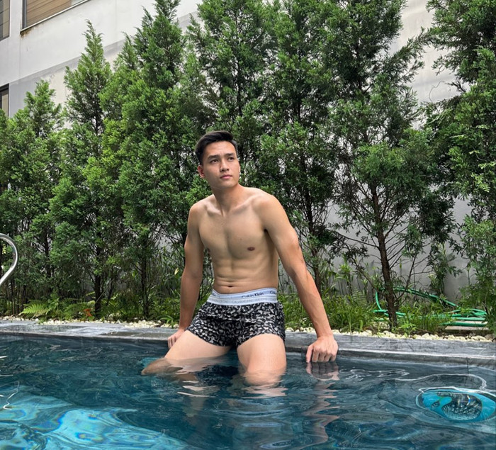 Chiều cao lý tưởng, vóc dáng đẹp giúp cho trung vệ Bùi Hoàng Việt Anh trở thành cầu thủ được nhiều fans nữ săn đón nhất. Ảnh: IGNV