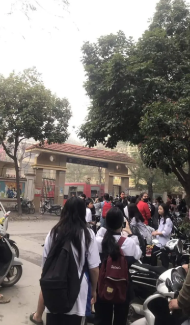 Các em học sinh nhanh chóng được sơ tán ra bên ngoài 