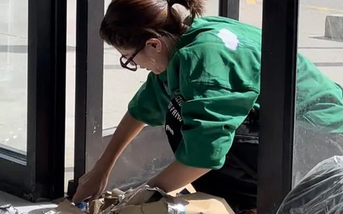 Một cựu người mẫu Việt qua Mỹ làm lao công kiếm 20 đô/ngày: Vừa bị đuổi việc, thấy bế tắc Ảnh 2