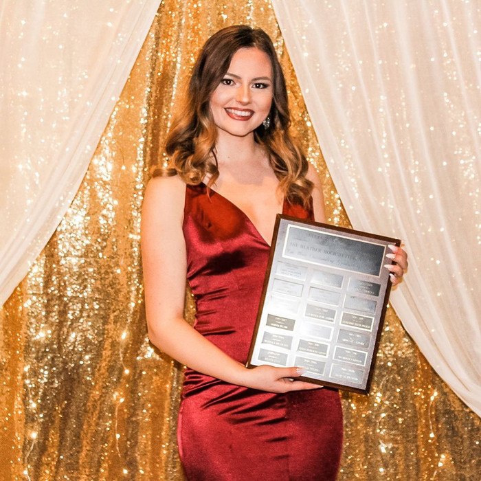 Trong thời kỳ đại dịch, khi không có sự chắc chắn về việc tổ chức các sân khấu trực tiếp, cô đã tạo ra một “cuộc thi ảo” có tên Hoa hậu Tự tin Canada để thanh thiếu niên và phụ nữ rèn luyện kỹ năng của mình. Được biết, Miss Charm Canada 2024 hoạt động tình nguyện tại một trại dành cho các bé gái từ 6 - 12 tuổi để dạy những kỹ năng  và cố vấn cho phụ nữ ở trường đại học trong vai trò lãnh đạo. Ảnh IGNV