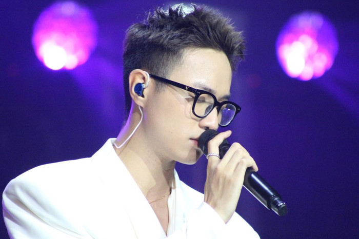 Trong đêm nhạc, Hà An Huy thể hiện các ca khúc như: Từ đó, Hoa nắng tôi, Con tim thật thà, Luôn có anh,....