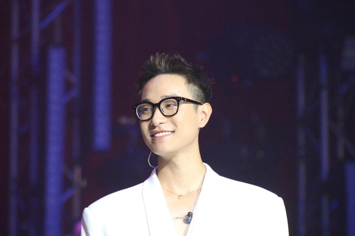 Nam ca sĩ diện trang phục phục màu trắng với thiết kế trẻ trung cùng mái tóc tạo kiểu ivy league trông đầy điển trai, năng động. 