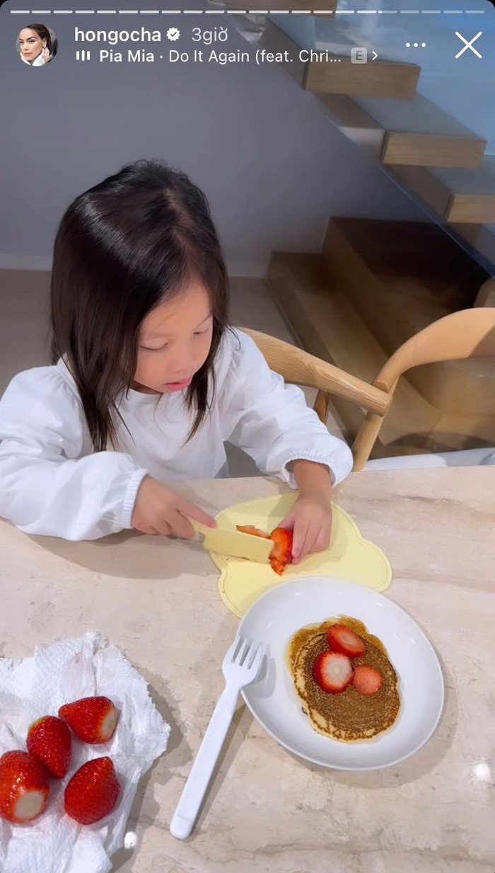 Con gái Hồ Ngọc Hà trổ tài làm bánh.