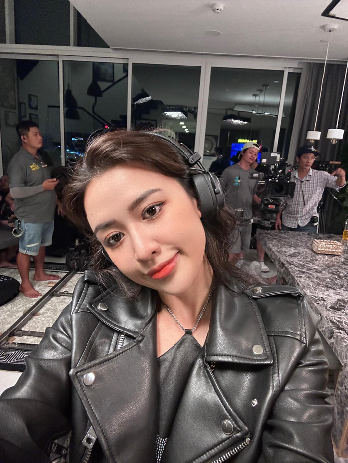 Quyên Qui trong hậu trường Quý Cô Thừa Kế 2.