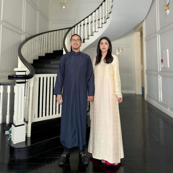 Louis Nguyễn luôn duy trì thói quen nắm tay Tăng Thanh Hà mỗi khi chụp ảnh. Ảnh: Instagram hatangthanh