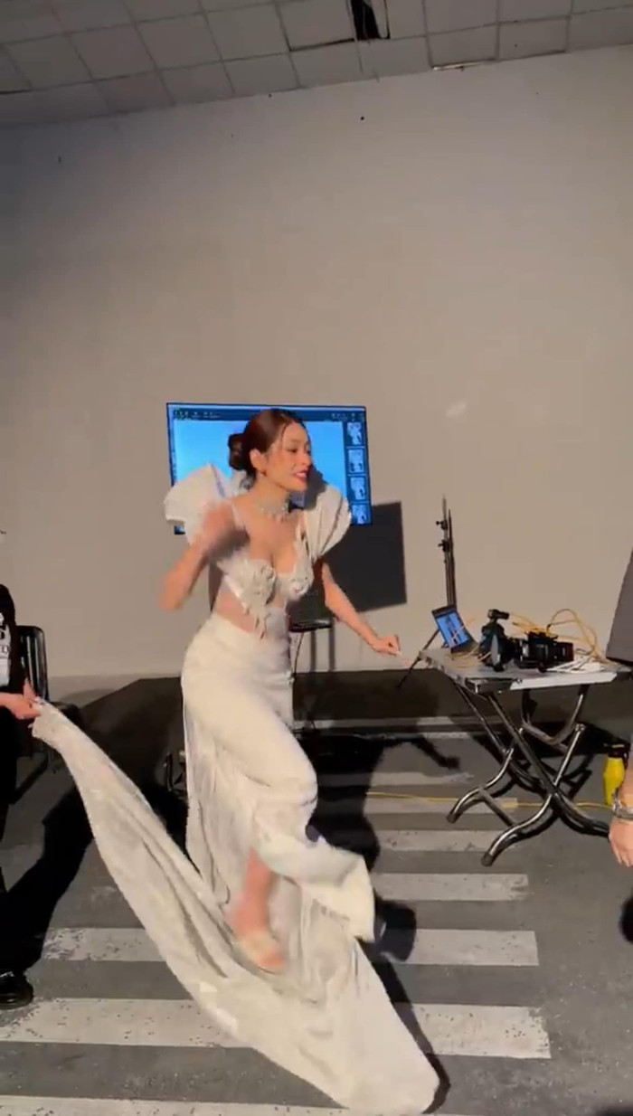 Không chỉ khoe mái tóc rối bời, Chi Pu còn thoải mái nhảy nhót trên bộ váy lộng lẫy, sang chảnh. Ảnh: Facebook Đỗ Long