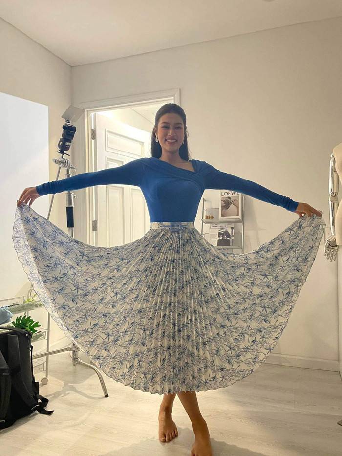 Hoa hậu Thiên Ân tự tin xòe váy, nở nụ cười đầy tươi tắn ở hậu trường thử váy. Trước tấm hình này, người đẹp hào hứng nói: 'Để em nhiệt tình trả feedback anh kiểu vậy nha. Đáp lại câu nói của nàng hậu, anh vui vẻ nói: 'Haha em phải chụp ghê hơn nữa vậy nữa coi'. Ảnh: Facebook Đỗ Long