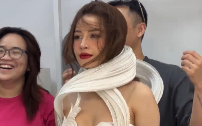 'Soi' hậu trường thử váy của sao nữ Vbiz: Chi Pu tóc rối bời, Thuỳ Tiên lộ biểu cảm thẫn thờ Ảnh 2