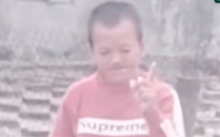 Đang nằm trong xe thì người lạ đến gõ cửa, người đàn ông sợ hãi chốt cửa nằm im không dám động đậy Ảnh 2