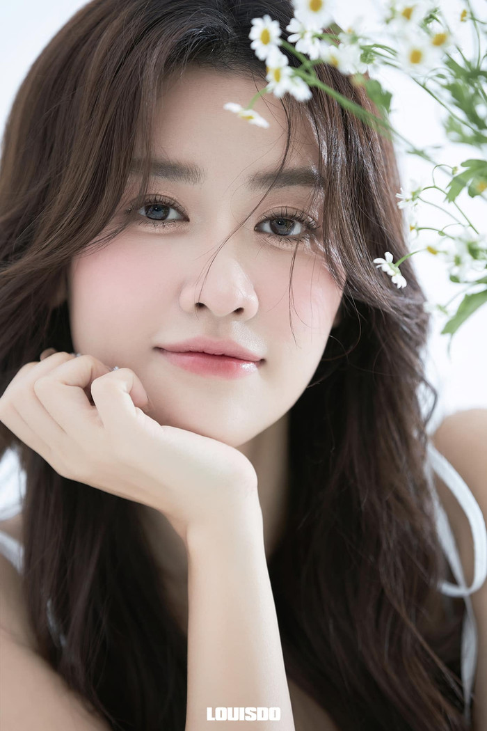 Người đẹp sinh năm 1998 muốn hướng đến hình ảnh nghệ sĩ đa năng. (Ảnh: FBNV). 