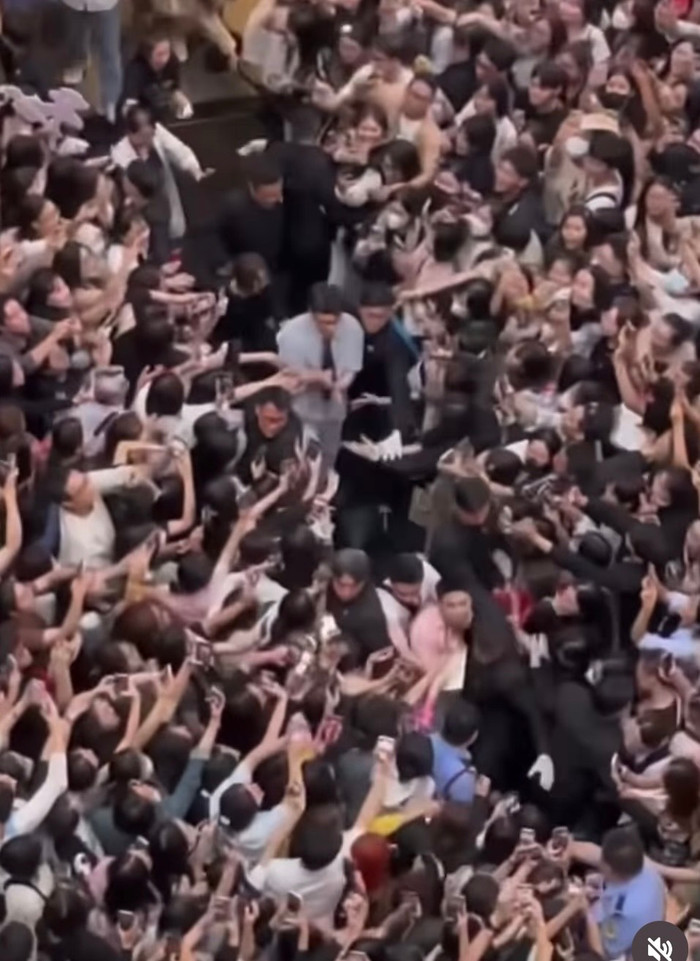 Cặp 'OTP' Ninh Anh Bùi - Nguyễn Tùng Dương khiến dân tình rần rần trong cuộc họp 'công ty', cứ ngỡ như tham dự concert. Địa điểm tổ chức sự kiện 'vỡ trận' vì quá đông nhân viên của 'công ty'. 