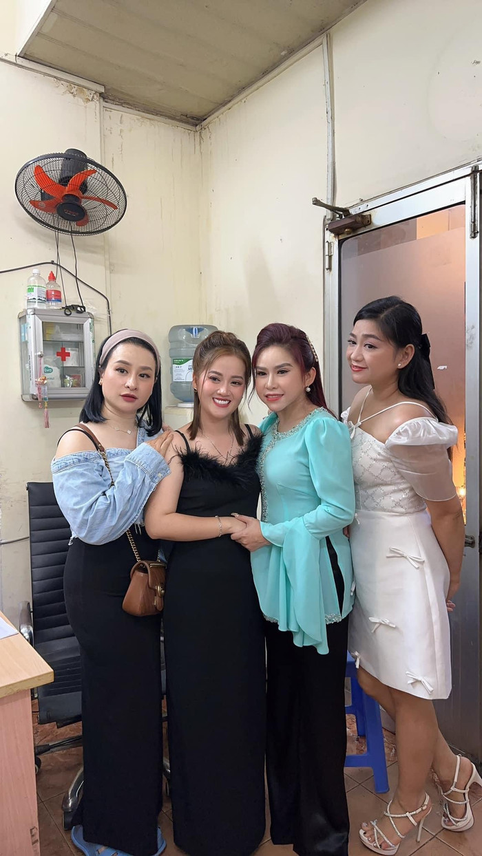 Hồng Loan hạnh phúc khi được đông đảo khán giả yêu thương. 