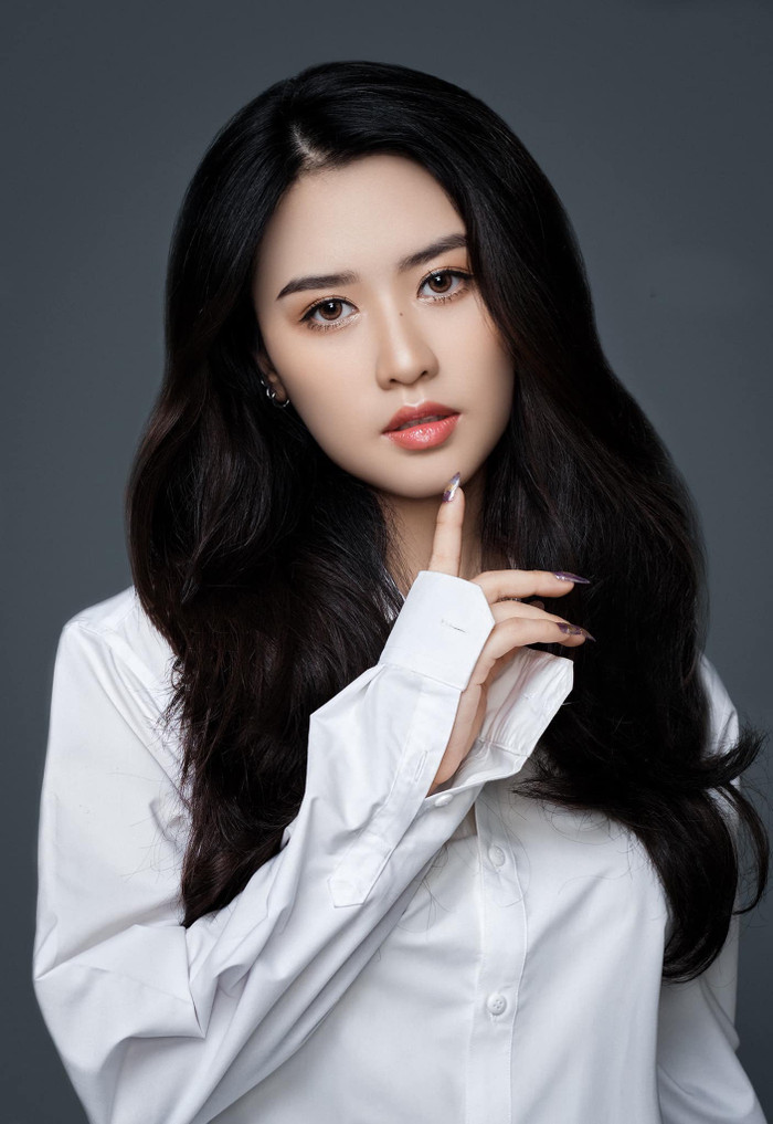 Nhờ visual hút mắt cùng lượng người hâm mộ đông đảo, cô nhanh chóng lọt vào “mắt xanh” của các nhà làm phim và bén duyên với ánh đèn sân khấu. Ảnh FBNV