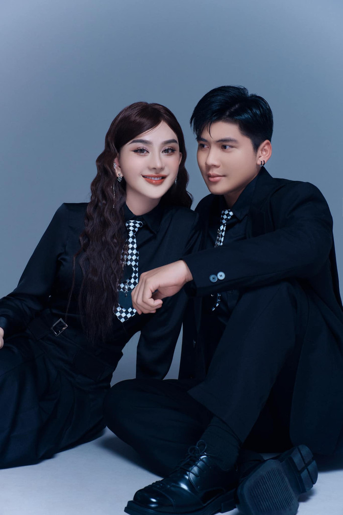 Lâm Khánh Chi và trợ lý quay clip diễn theo lời thoại của nhân vật, khiến dân tình xôn xao.