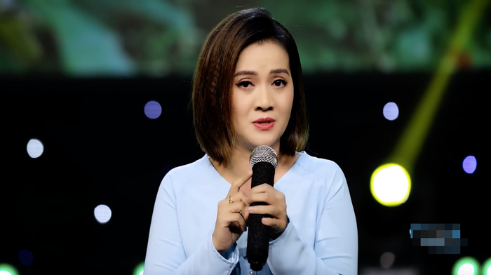 Con gái NSƯT Vũ Linh được khán giả tặng tiền khi đi hát, bật khóc trên sân khấu Ảnh 1