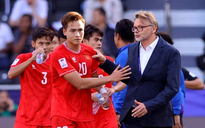 HLV Troussier tuyên bố trước ngày sang Indonesia: Thắng là chưa đủ! Ảnh 2