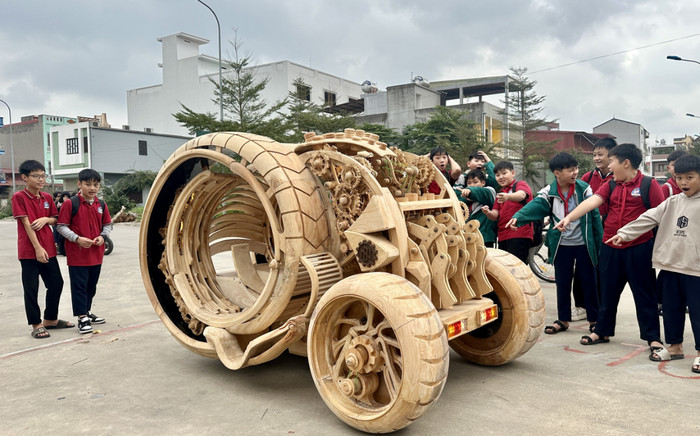 Ông bố làm xe gỗ từ phác thảo của AI Ảnh 2