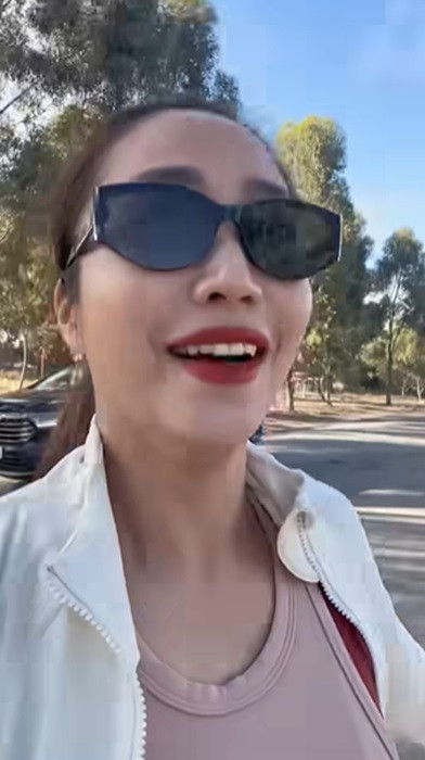 Nữ diễn viên hào hứng khi bắt gặp chuột túi ở dọc đường. 