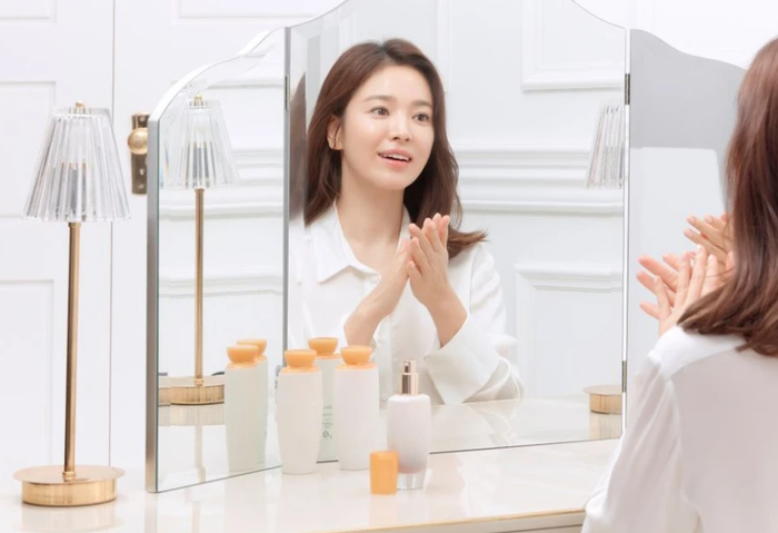 Dưỡng ẩm vào mùa hè để cân bằng lượng dầu - nước trên da.
