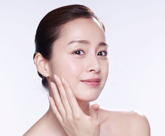 Dưỡng ẩm là bước quan trọng trong chu trình chăm sóc da mặt ngày hè ngay cả khi bạn thuộc tuýp da dầu.