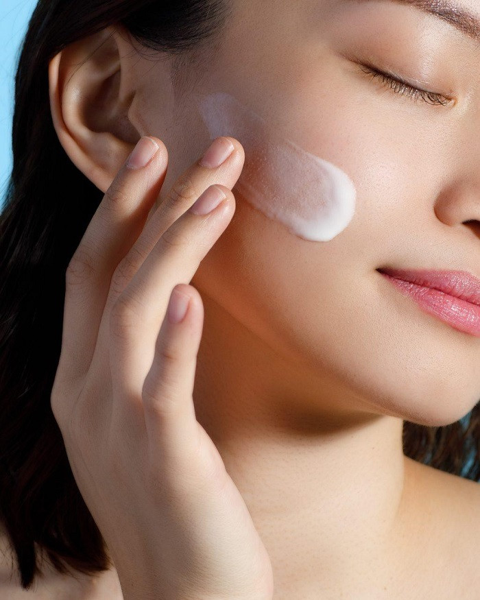 Sử dụng kem chống nắng và dặm lại sau 4 đến 5 tiếng để bảo vệ làn da khỏi tác hại của tia UV.