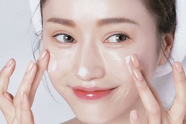 Các bước chăm sóc da mặt mùa hè đòi hỏi sự tỉ mỉ hơn do thời tiết nóng bức.