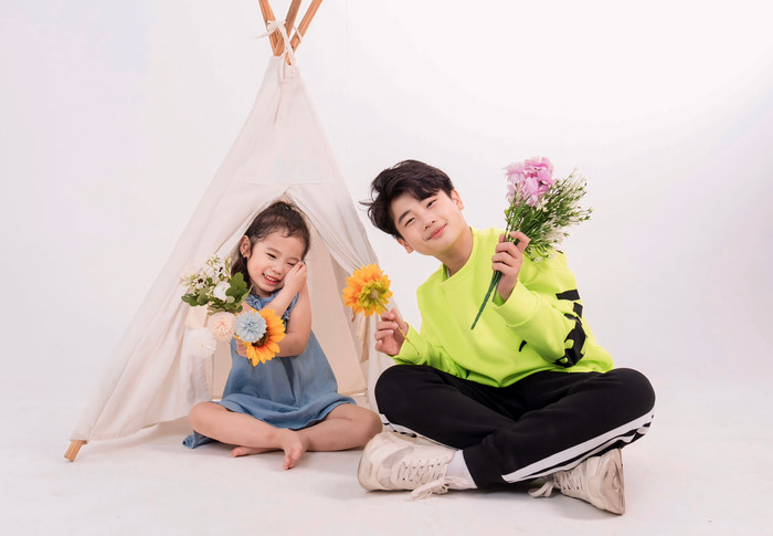 Bộ ảnh của diễn viên nhí và em gái nhanh chóng gây sốt trên mạng xã hội.