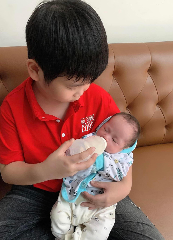 Ngay từ khi mới nhận nuôi, Bảo Long đã ra dáng anh trai, chăm sóc em mỗi ngày.