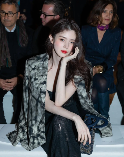 Han So Hee như phát sáng, bất chấp mọi camera.