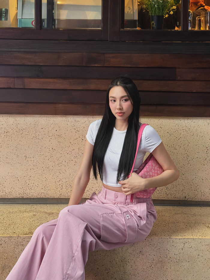 Trước đó Hoa hậu Thùy Tiên đã chụp ảnh ở nhiều không gian khác nhau. Ảnh: FBNV