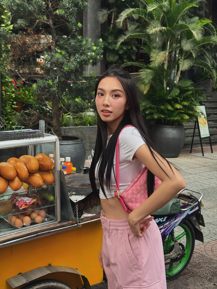 Nhan sắc đời thường ngọt ngào, nữ tính của Hoa hậu Thùy Tiên khi chụp ảnh bên cạnh xe bán bánh mì - món bánh mì kẹp ngon nhất thế giới được Taste Atlas&nbsp;mới vinh danh trong những ngày vừa qua. Ảnh: FBNV