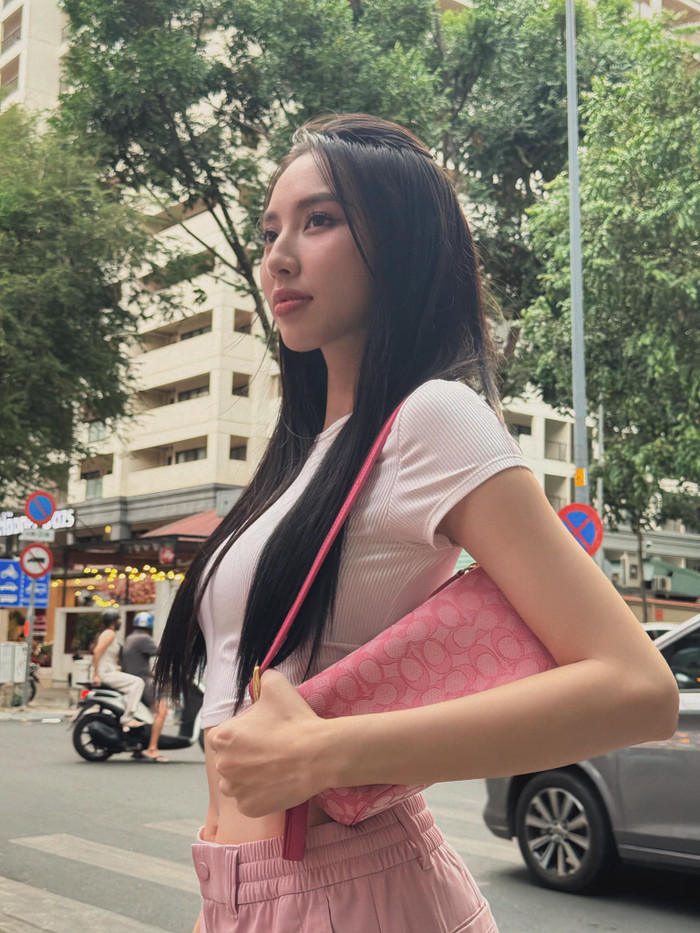 Hoa hậu Thùy Tiên không ngần ngại tạo nhiều kiểu dáng dưới những góc chụp khác nhau, vì bản thân cô nàng sở hữu khuôn mặt khó có thể lộ ra khuyết điểm. Ảnh: FBNV