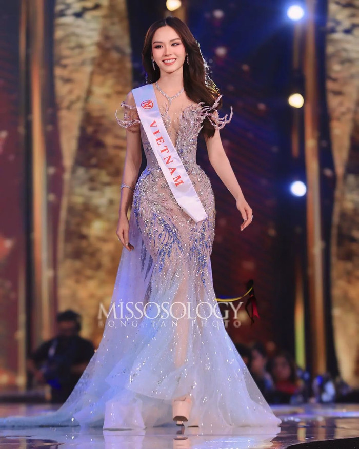 Hoa hậu Mai Phương xuất hiện đầy lôi cuốn trong thiết kế mang tên Darling, It’s Dawn. Phom váy đuôi cá cách điệu kết hợp điểm nhấn cầu kỳ ở vai đã tạo nên một bản phối mãn nhãn giúp người mặc thêm phần tỏa sáng. Dưới ánh đèn, kỹ thuật đính kết đá quý và sequins được thể hiện trọn vẹn qua từng bước đi của cô. Ảnh: Missosology