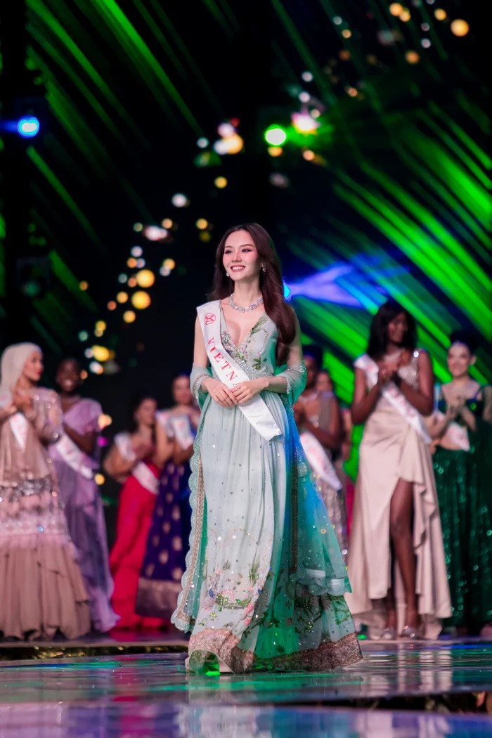 Song song với phần trình diễn dạ hội, hình ảnh của Hoa hậu Mai Phương trong trang phục truyền thống do NTK người Ấn - Archana Kochhar thực hiện cũng được hé lộ. Nổi bật trong khung hình là nước da trắng ngần cùng ngũ quan thanh tú của đại diện Việt Nam mùa giải năm nay. Ảnh: Miss World