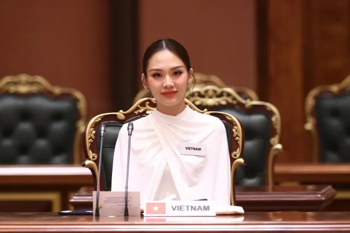 Với nội dung trình bày thuyết phục, Mai Phương đã xuất sắc lọt vòng 2 ở hạng mục Head to Head (Top 25 thí sinh). Trước hội đồng chấm thi, đại diện Việt Nam dõng dạc bày tỏ quan điểm: “Có rất nhiều cách để giúp đỡ người khác nhưng chúng ta có thể bắt đầu từ việc nhỏ nhất. Bạn có thể thay đổi cả thế giới nếu bạn tin tưởng vào những gì mình đang làm. Tôi sẽ không bao giờ ngừng giúp đỡ mọi người là điều tôi muốn làm nhất và mang lại hạnh phúc cho tôi”. Ảnh: Miss World