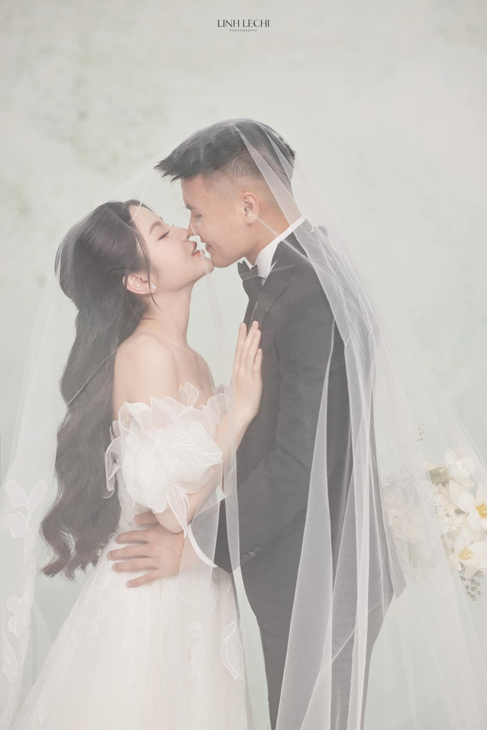 Quang Hải và Chu Thanh Huyền thể hiện tâm trạng đong đầy hạnh phúc khi cùng nhau chụp bộ ảnh cưới. Ảnh: Linh Lê Chí