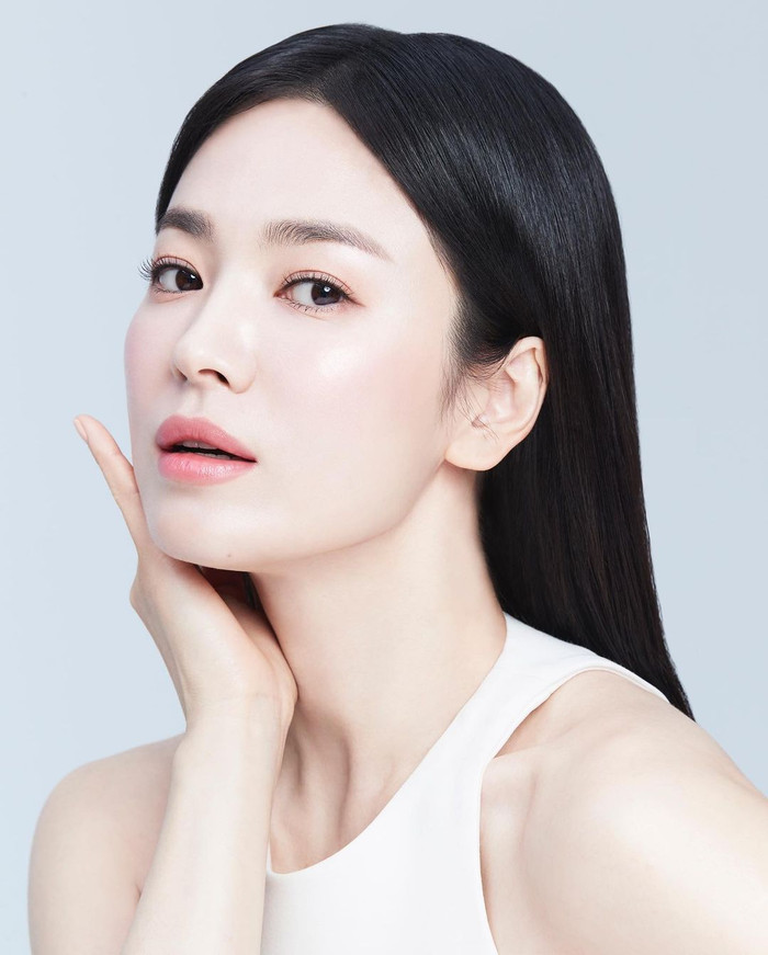Làn da trong suốt của Song Hye Kyo dù đã bước sang tuổi 42.